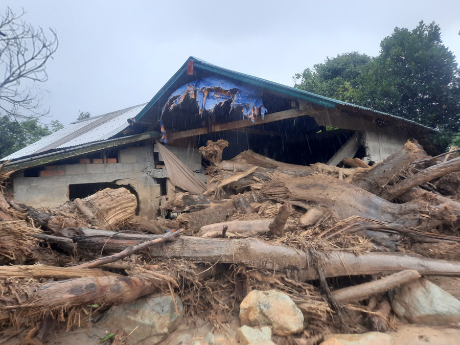 Sạt lở x&eacute; toang một căn nh&agrave; x&atilde; Hướng Sơn, huyện Hướng H&oacute;a - Ảnh: M.T